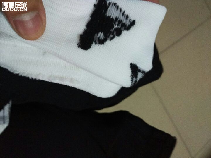 看看是不是正品的阿迪达斯足球袜