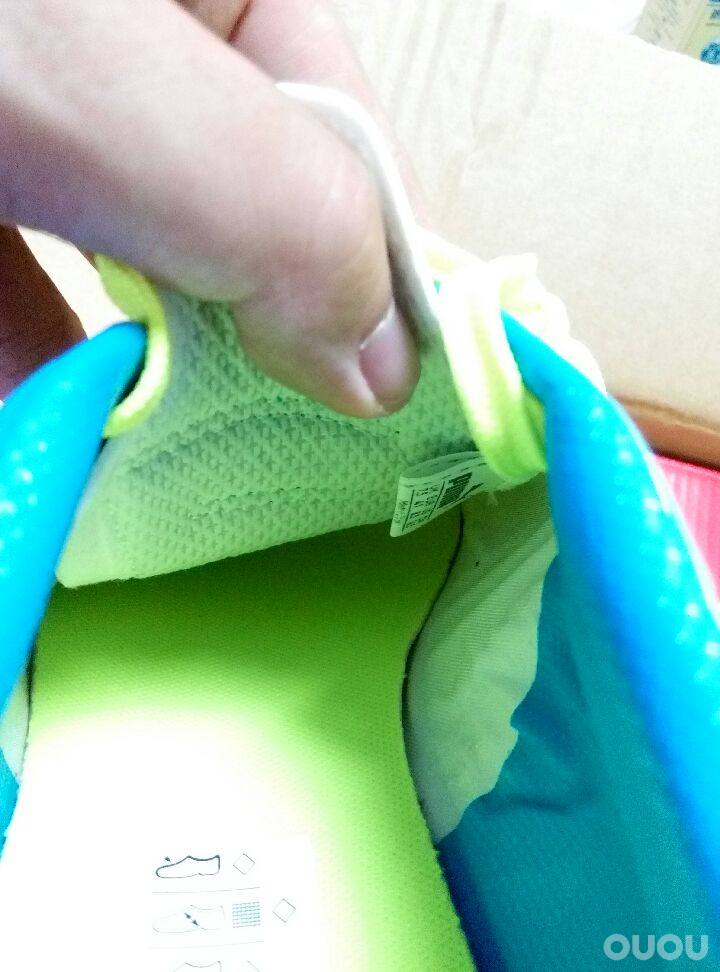 求鉴定!evopower3.3补充问题,条形码在鞋舌很中间的位置,正品是这样的吗?