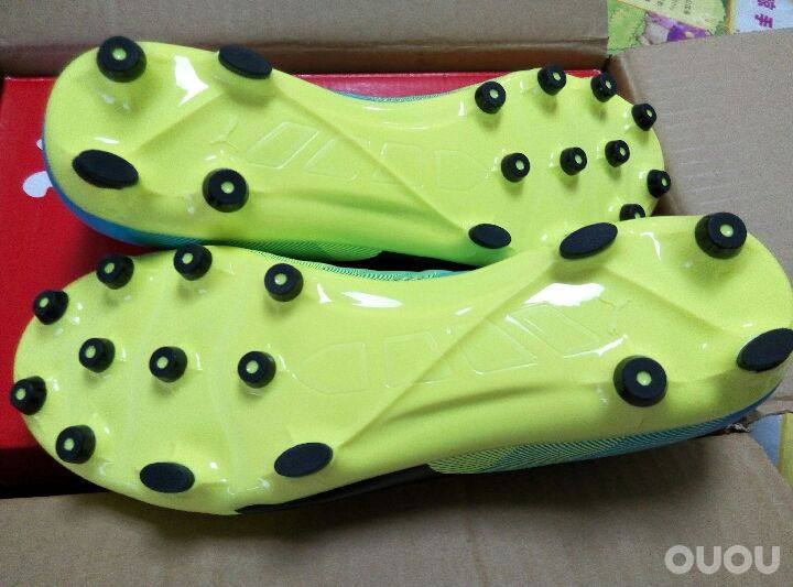 求鉴定!evopower3.3补充问题,条形码在鞋舌很中间的位置,正品是这样的吗?