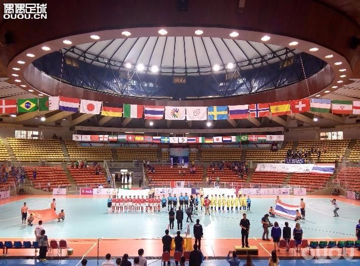 她们受邀参加世界杯,但需要你的帮助。