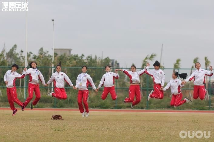 她们受邀参加世界杯,但需要你的帮助。