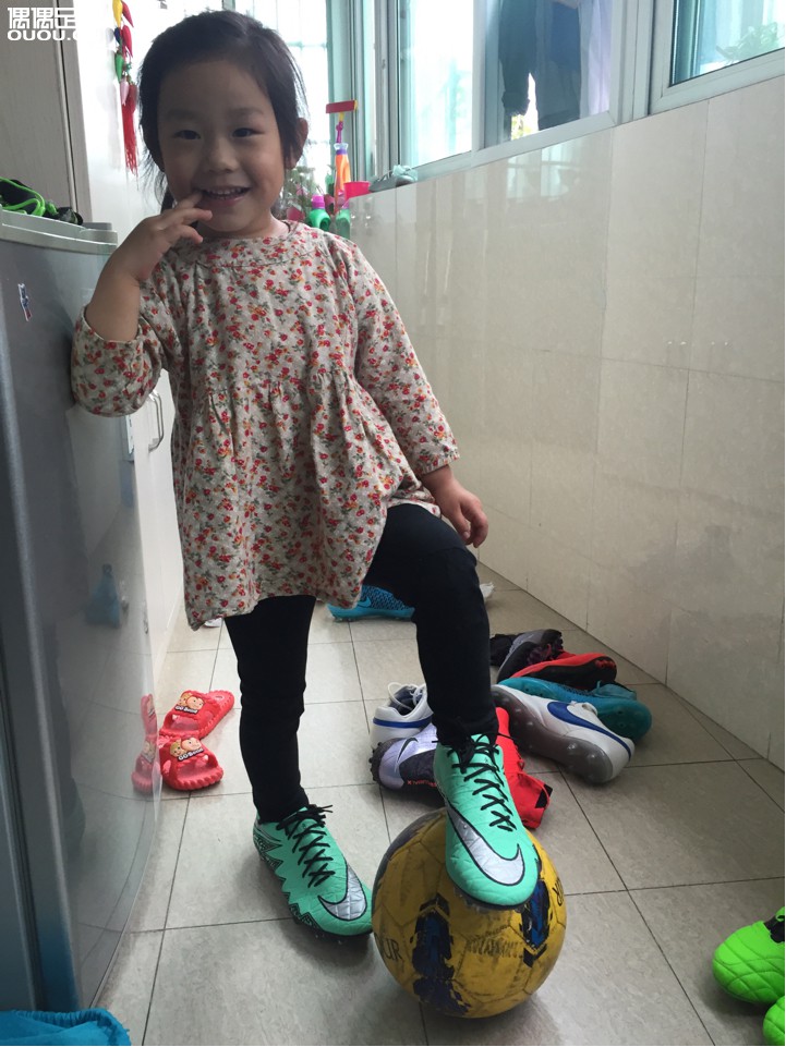 好不容易天晴了,洗洗晾晾,好几双都不能闻了