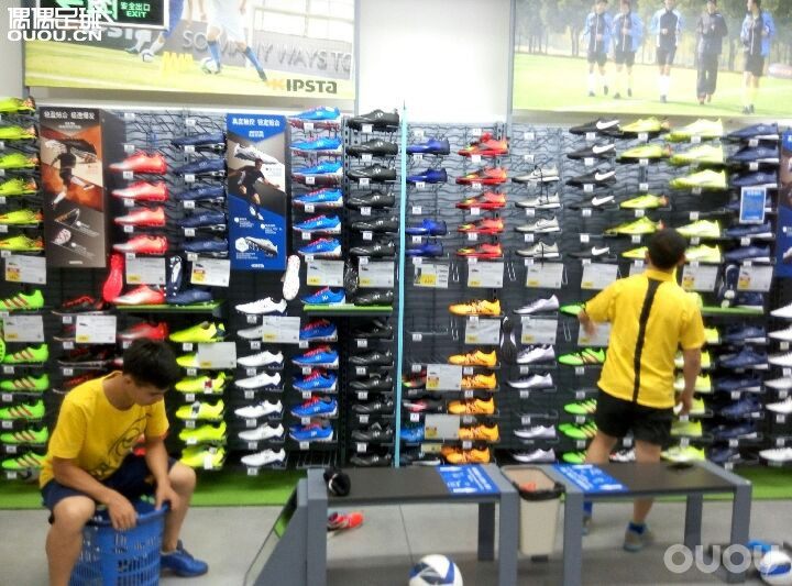 迪卡侬一日游~迪卡侬的球鞋和足球都不错,价格也很实在,希望迪卡侬越做越好~(是不是打广告了???)