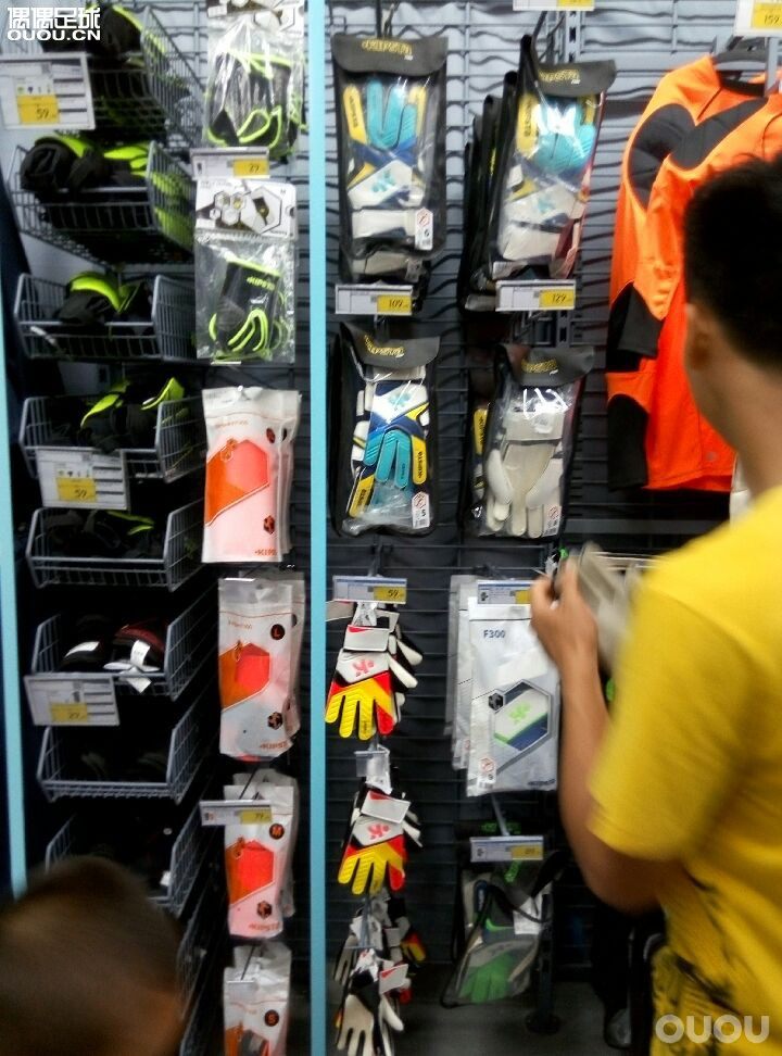 迪卡侬一日游~迪卡侬的球鞋和足球都不错,价格也很实在,希望迪卡侬越做越好~(是不是打广告了???)