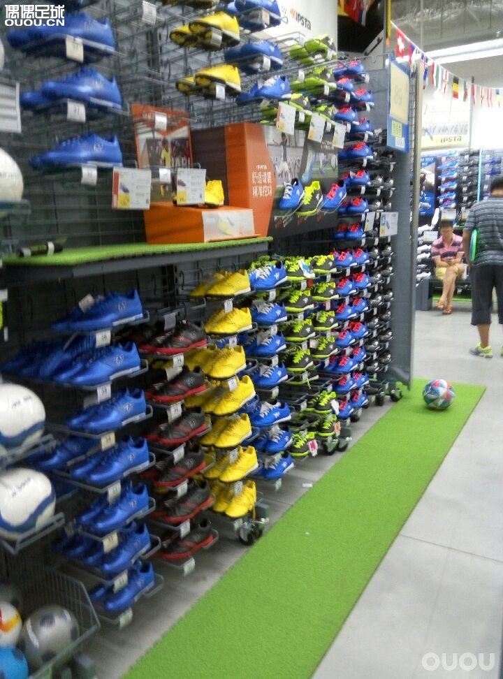 迪卡侬一日游~迪卡侬的球鞋和足球都不错,价格也很实在,希望迪卡侬越做越好~(是不是打广告了???)