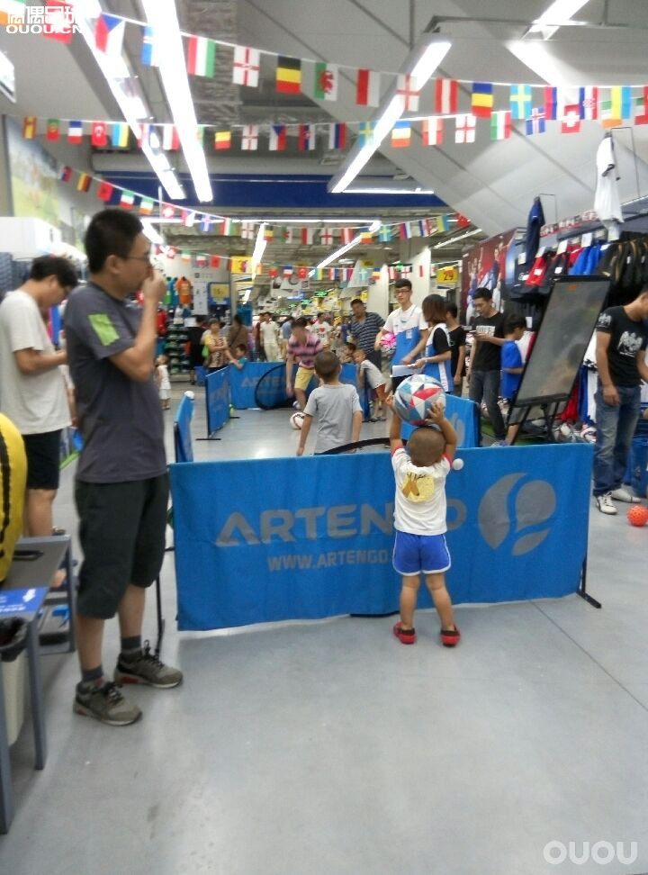 迪卡侬一日游~迪卡侬的球鞋和足球都不错,价格也很实在,希望迪卡侬越做越好~(是不是打广告了???)