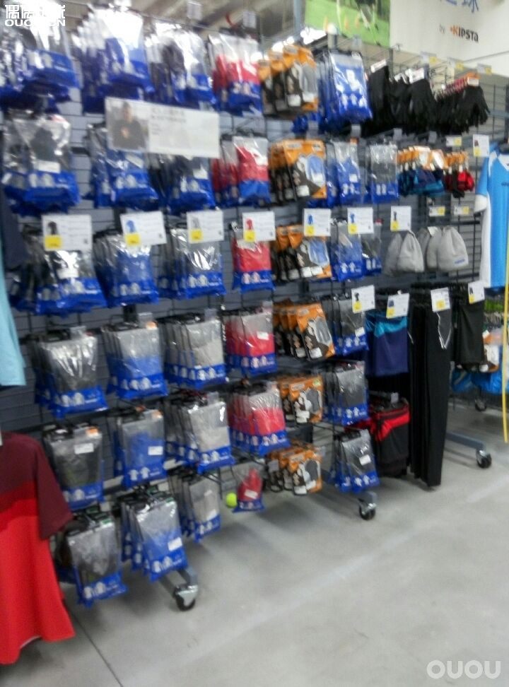 迪卡侬一日游~迪卡侬的球鞋和足球都不错,价格也很实在,希望迪卡侬越做越好~(是不是打广告了???)