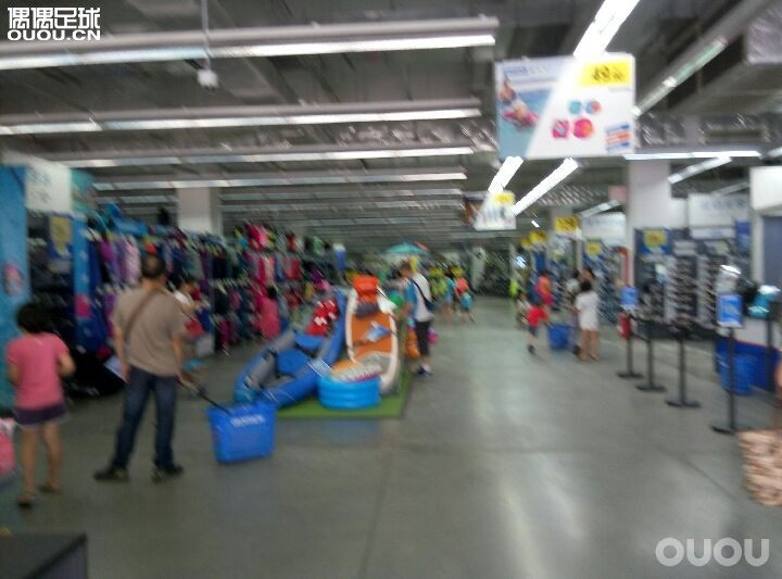 迪卡侬一日游~迪卡侬的球鞋和足球都不错,价格也很实在,希望迪卡侬越做越好~(是不是打广告了???)