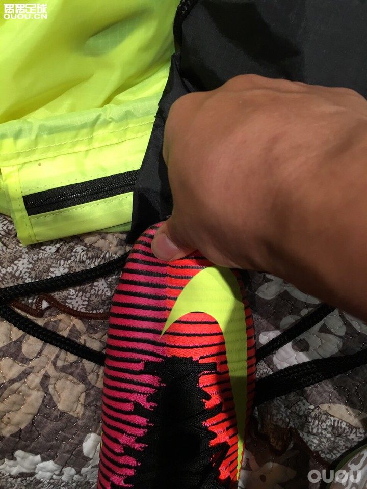 真悲剧,今天才发现我穿41码所有刺客都大一个大拇指。脚长25厘米脚围也25厘米,宽10厘米。