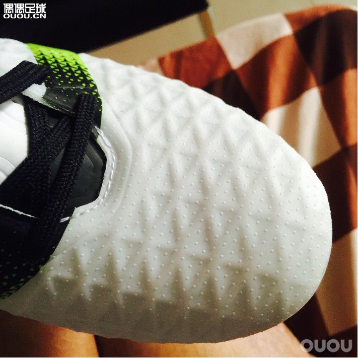 昨儿个下地了,踢了一小时妈呀硬成一逼啊