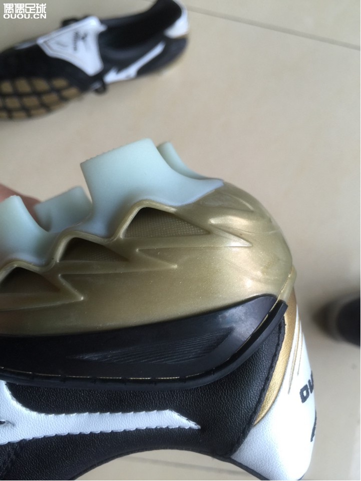 诚邀各路大神前来鉴定一下。鞋是美津浓舍瓦二代顶级。首先这款鞋没记错应该是08年产的吧?