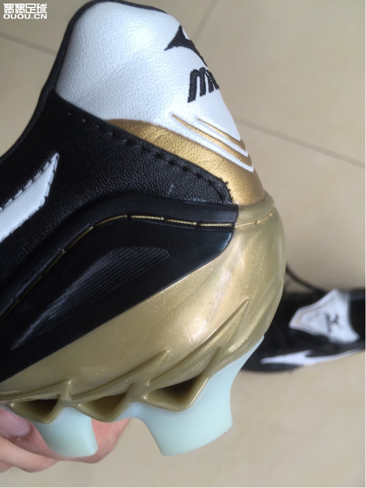 诚邀各路大神前来鉴定一下。鞋是美津浓舍瓦二代顶级。首先这款鞋没记错应该是08年产的吧?