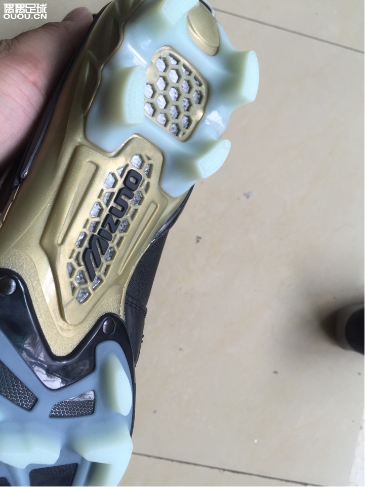 诚邀各路大神前来鉴定一下。鞋是美津浓舍瓦二代顶级。首先这款鞋没记错应该是08年产的吧?