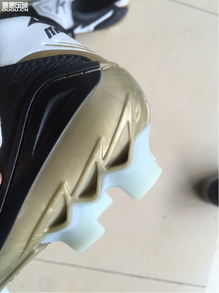 诚邀各路大神前来鉴定一下。鞋是美津浓舍瓦二代顶级。首先这款鞋没记错应该是08年产的吧?
