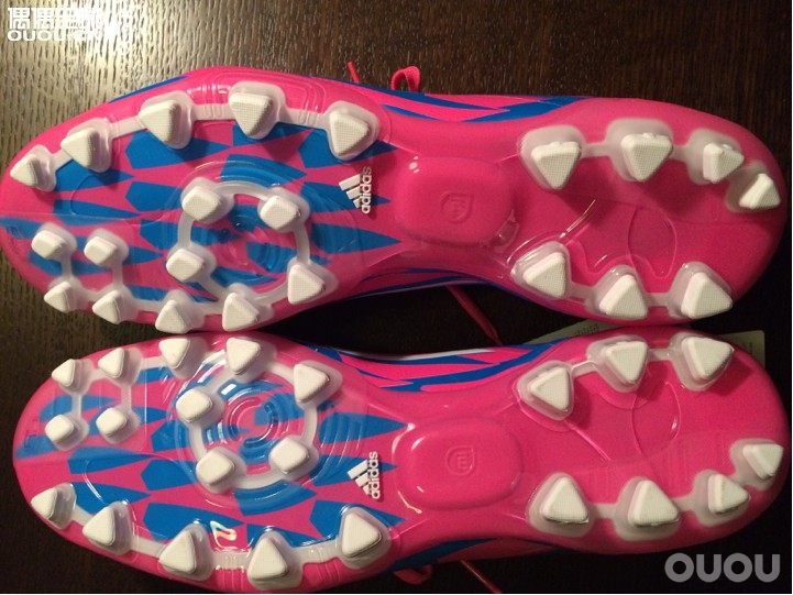 求助各位大神鉴定,F30草莓是正品不
感谢!!!