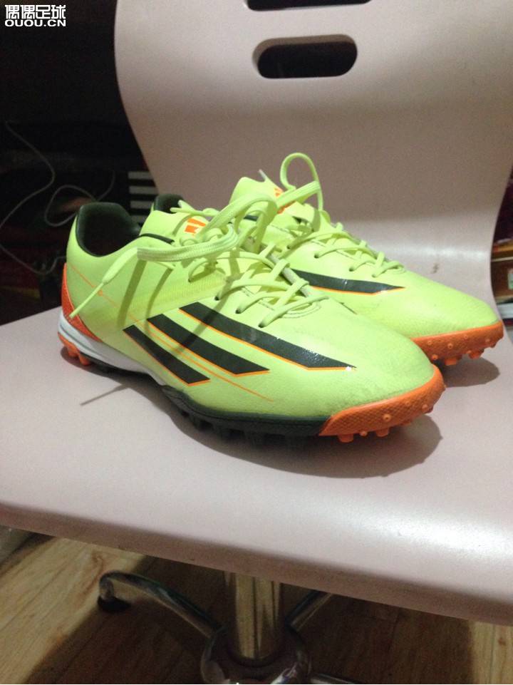 刚收的绝版货,鞋面很软感,觉有些压脚趾,我拇趾上翘