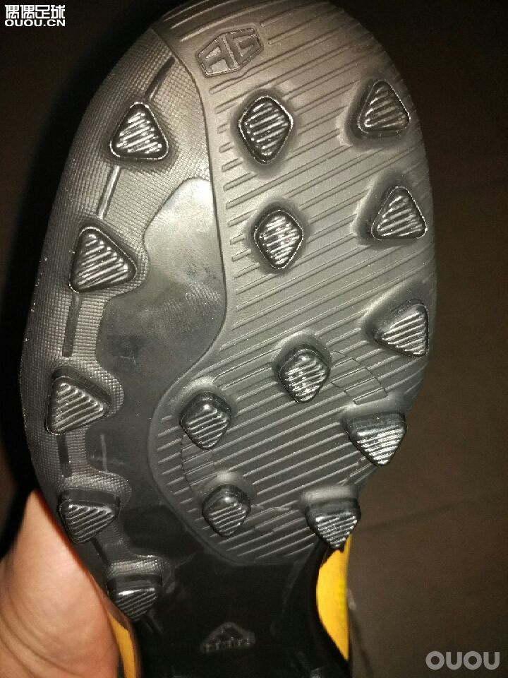 求鉴定,昨天在澳门去大三巴街道的阿迪达斯店购买的,原价459折扣后365相当人民币302元,X15.3系列!