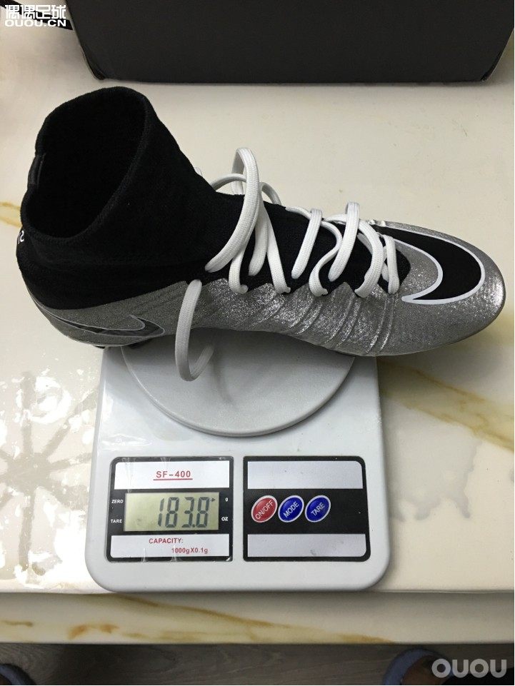 ID刺客,请教一下,这鞋正吗?为啥没有ACC呢?平时要如何保养会少掉粉?