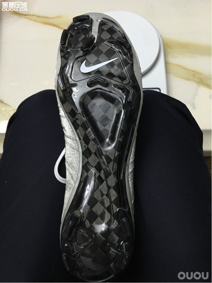 ID刺客,请教一下,这鞋正吗?为啥没有ACC呢?平时要如何保养会少掉粉?