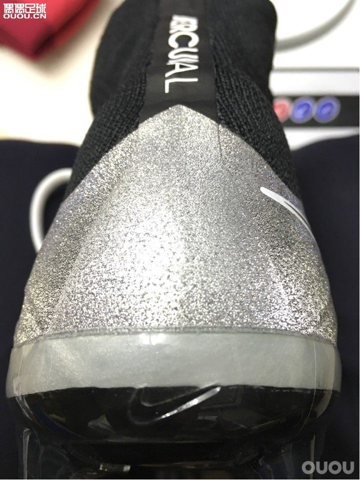 ID刺客,请教一下,这鞋正吗?为啥没有ACC呢?平时要如何保养会少掉粉?