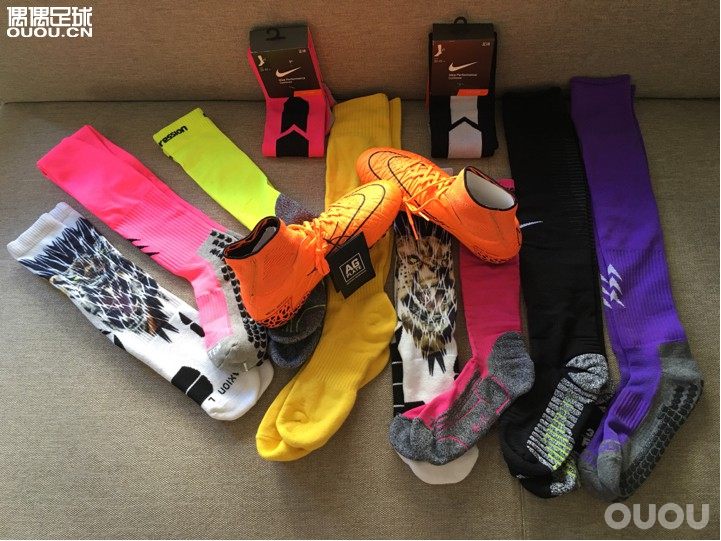 c罗昨晚的表现,宣告一代皇朝的结束。转身,试了毒蜂,万花丛中挑双袜来上脚。