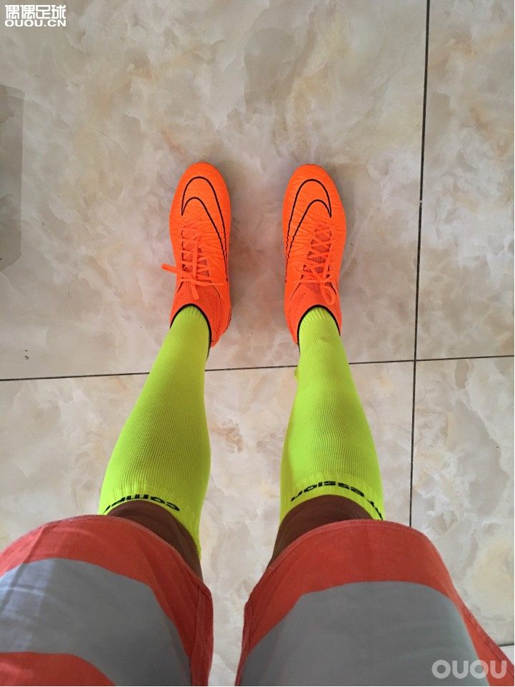 c罗昨晚的表现,宣告一代皇朝的结束。转身,试了毒蜂,万花丛中挑双袜来上脚。