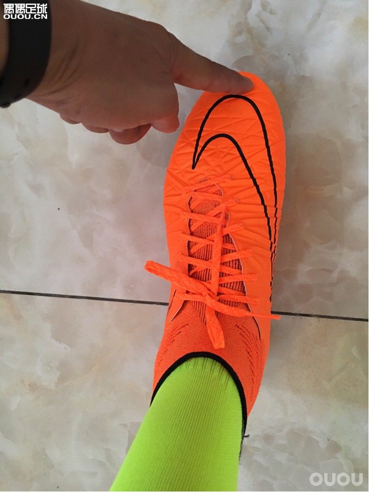 c罗昨晚的表现,宣告一代皇朝的结束。转身,试了毒蜂,万花丛中挑双袜来上脚。