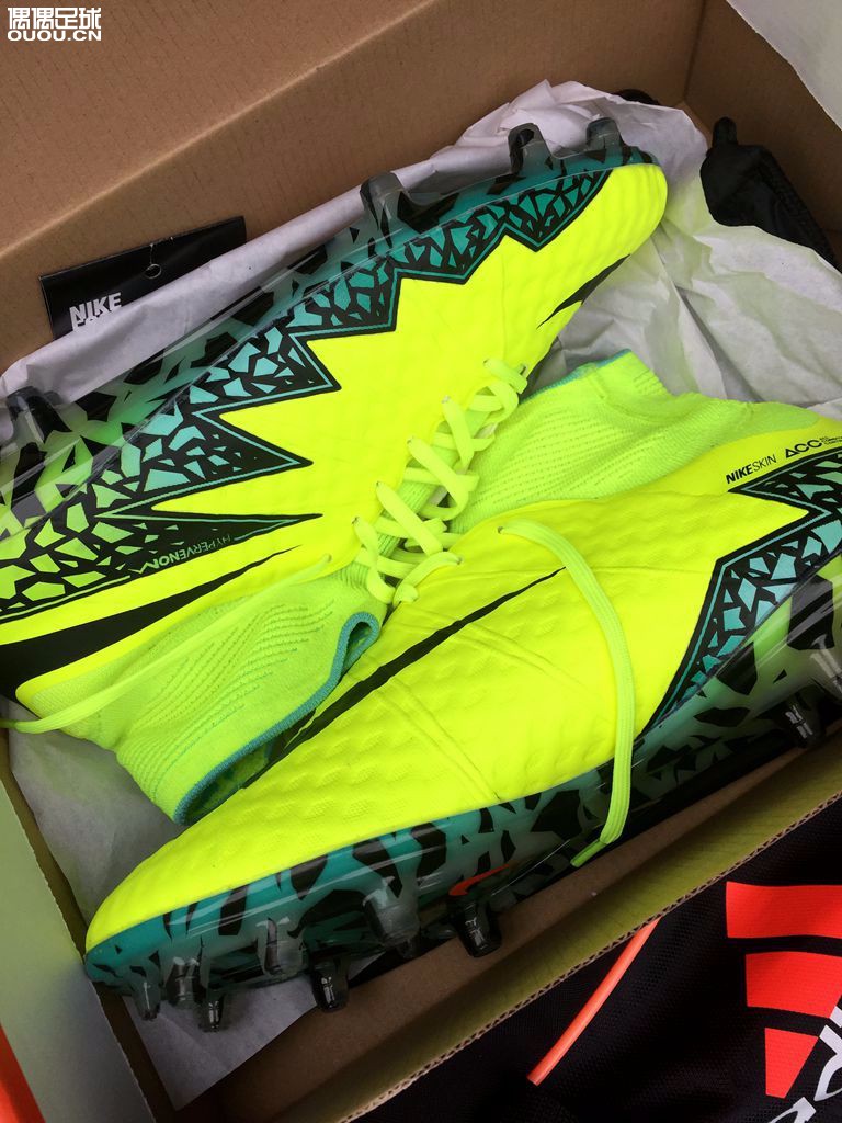 欧洲杯配色高帮毒蜂2,颜色骚,脚感一流!