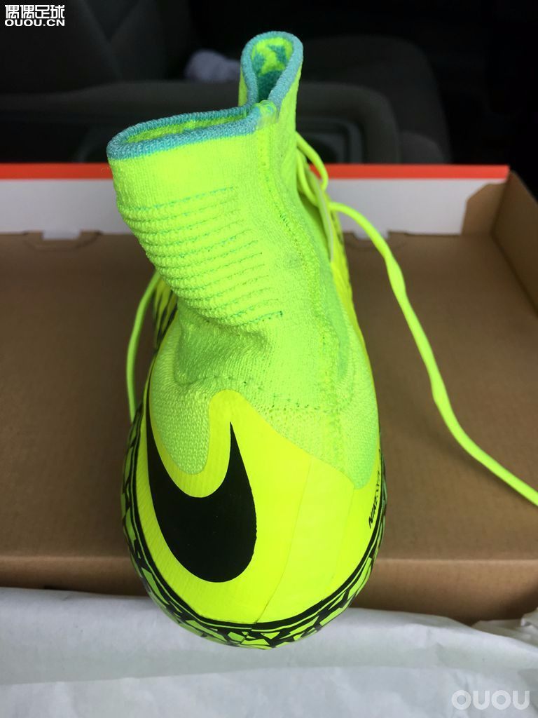 欧洲杯配色高帮毒蜂2,颜色骚,脚感一流!