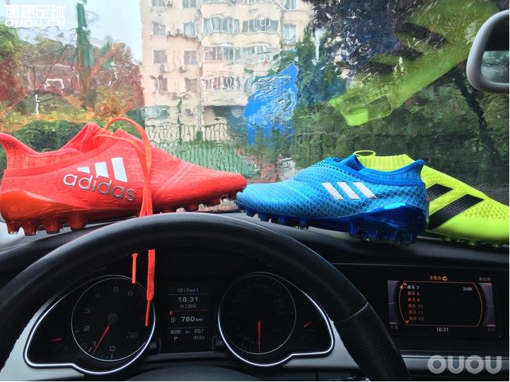 本想球场秀鞋,结果雨大到车都下不去。