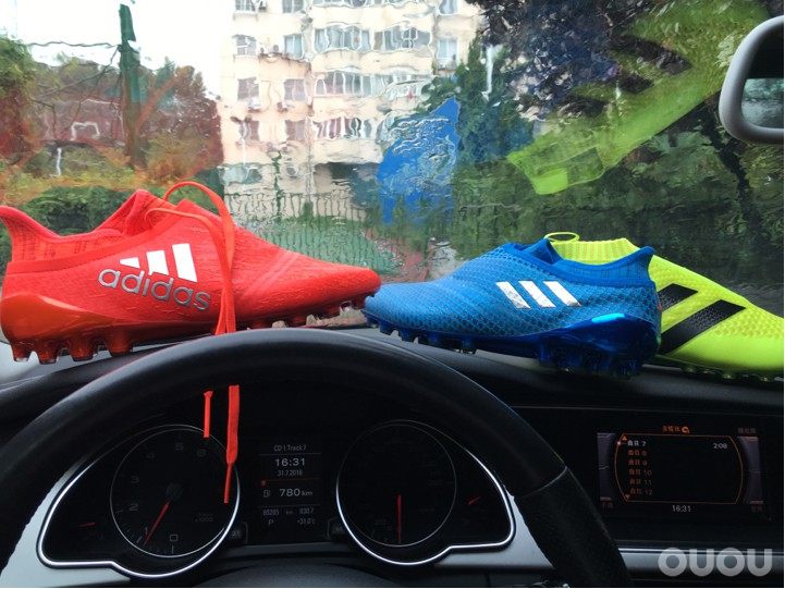 本想球场秀鞋,结果雨大到车都下不去。