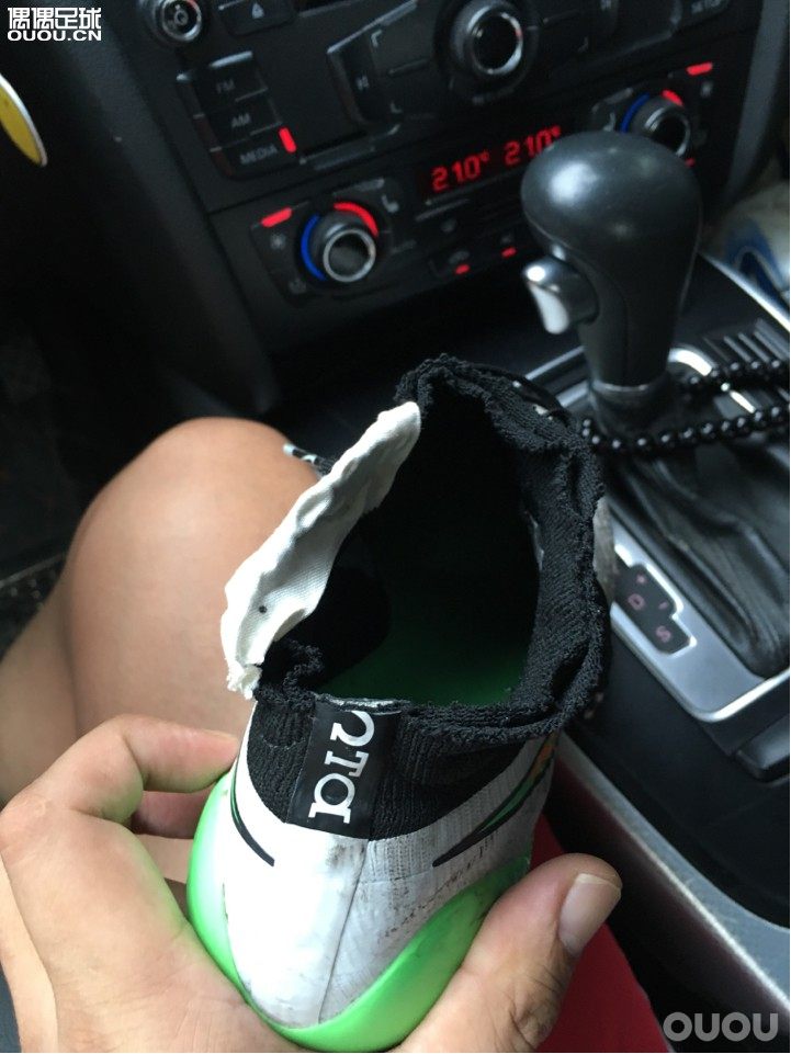 曾经最爱的心头肉,超贴合我这怪脚的鞋子。因为新爱的来临,把它变成这幅模样。