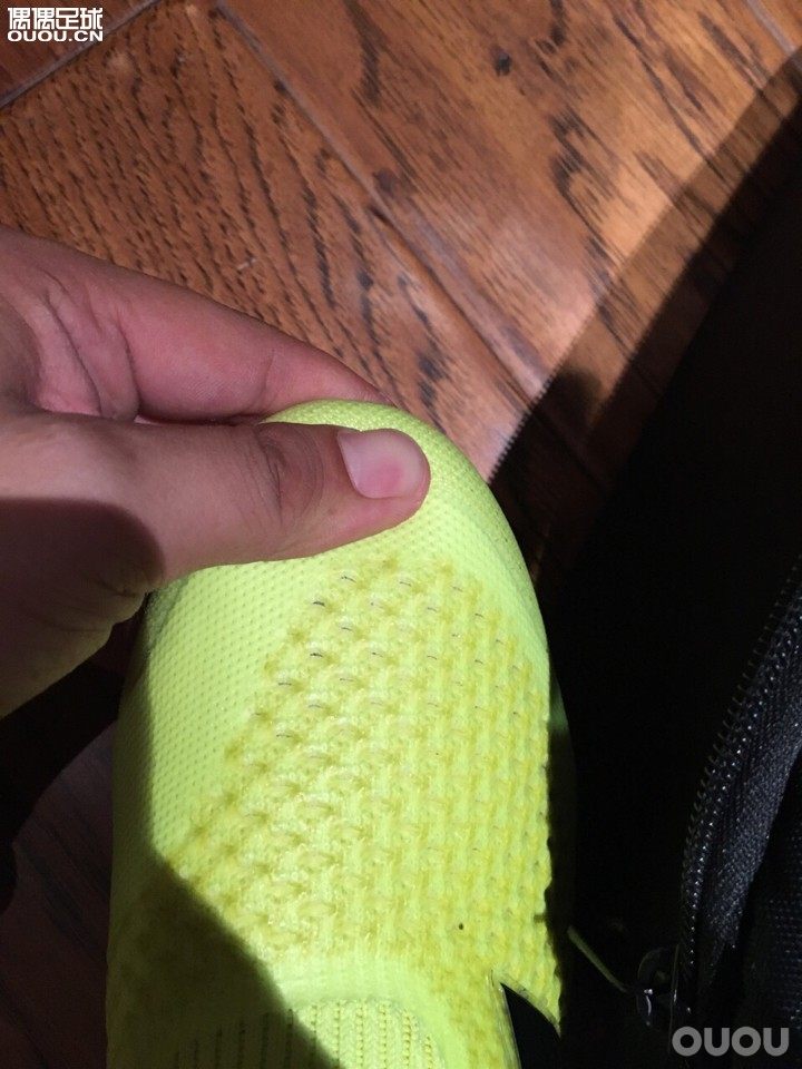 我三双新阿迪达斯无一列外又全部大一拇指。哎梅西,大红全部大。