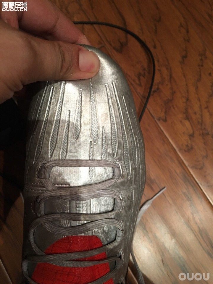 我三双新阿迪达斯无一列外又全部大一拇指。哎梅西,大红全部大。