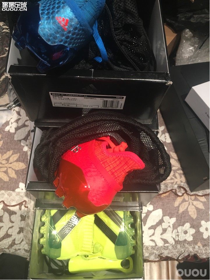 我三双新阿迪达斯无一列外又全部大一拇指。哎梅西,大红全部大。