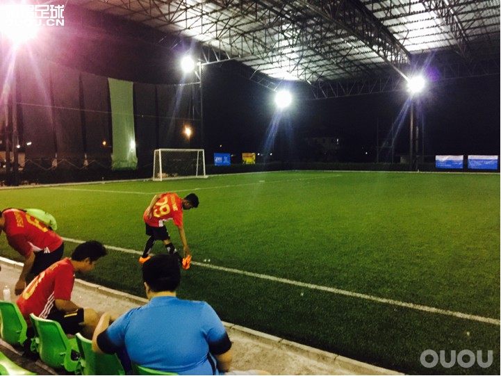 终于找到组织全队欧美人英式攻防,草质很好,松软,但是ACE加速是硬伤,唯独射门好使!