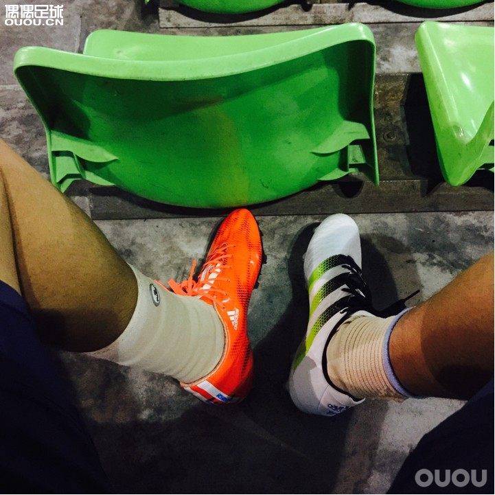 终于找到组织全队欧美人英式攻防,草质很好,松软,但是ACE加速是硬伤,唯独射门好使!