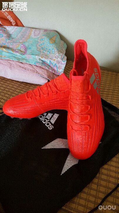 骚红X来了,超喜欢这鞋。之前搞了双银色顶级ag,这红色ag刚出来就立马入手了。
