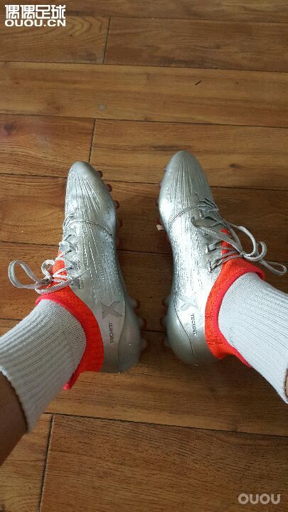骚红X来了,超喜欢这鞋。之前搞了双银色顶级ag,这红色ag刚出来就立马入手了。
