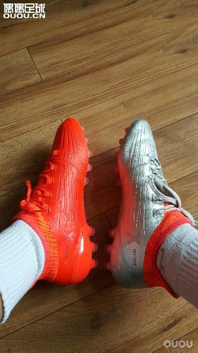 骚红X来了,超喜欢这鞋。之前搞了双银色顶级ag,这红色ag刚出来就立马入手了。