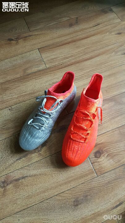 骚红X来了,超喜欢这鞋。之前搞了双银色顶级ag,这红色ag刚出来就立马入手了。