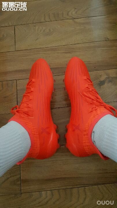 骚红X来了,超喜欢这鞋。之前搞了双银色顶级ag,这红色ag刚出来就立马入手了。