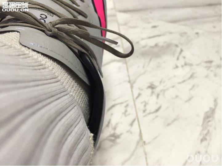 刺客10,42的脚。穿着脚踝两侧有空间,是我买大半码的原因吗??因为怕正好的刺客太小,所以买大了半码。