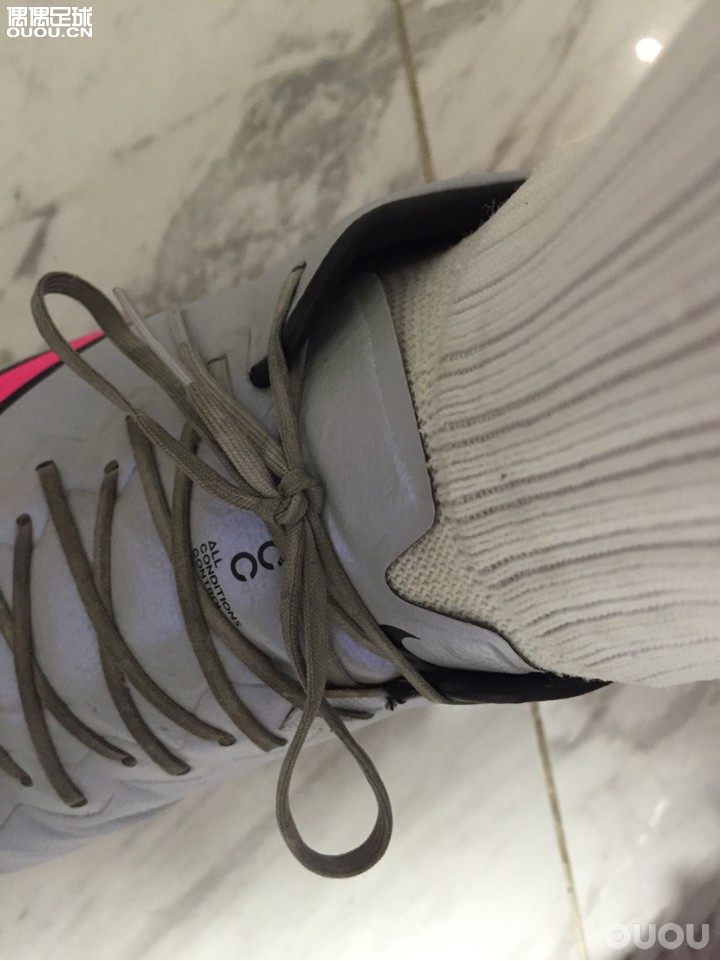 刺客10,42的脚。穿着脚踝两侧有空间,是我买大半码的原因吗??因为怕正好的刺客太小,所以买大了半码。