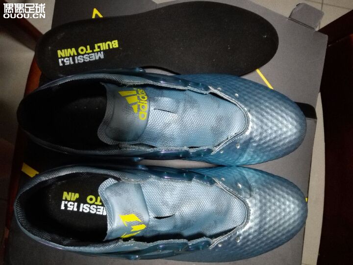 急求大家帮忙,朋友新买的穿了两场,有线头和脱胶的现象,大家看看这鞋真的假的,穿一两次会开胶吗?