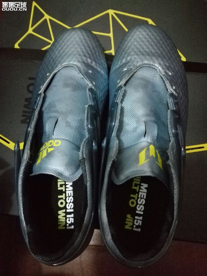 急求大家帮忙,朋友新买的穿了两场,有线头和脱胶的现象,大家看看这鞋真的假的,穿一两次会开胶吗?