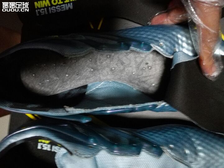 急求大家帮忙,朋友新买的穿了两场,有线头和脱胶的现象,大家看看这鞋真的假的,穿一两次会开胶吗?