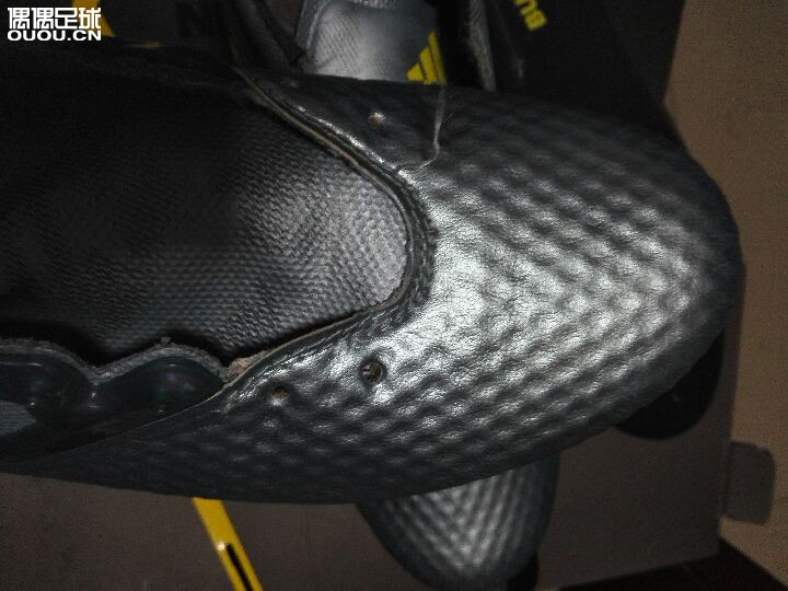 急求大家帮忙,朋友新买的穿了两场,有线头和脱胶的现象,大家看看这鞋真的假的,穿一两次会开胶吗?