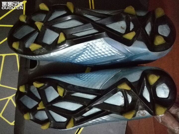 急求大家帮忙,朋友新买的穿了两场,有线头和脱胶的现象,大家看看这鞋真的假的,穿一两次会开胶吗?