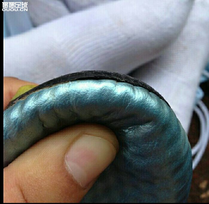 急求大家帮忙,朋友新买的穿了两场,有线头和脱胶的现象,大家看看这鞋真的假的,穿一两次会开胶吗?